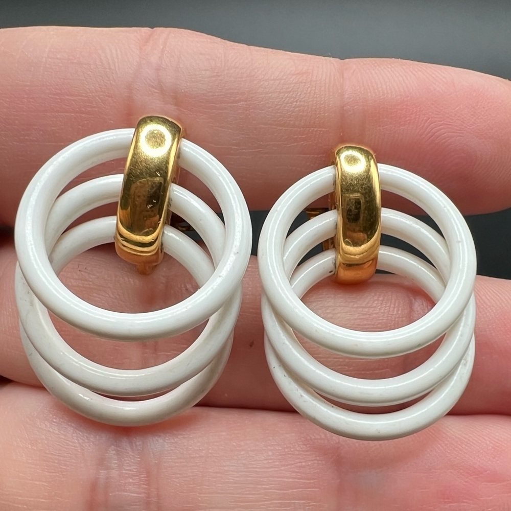 Vintage CROWN TRIFARI White Hoops
Clipon Earrings Light Weight Plastic
GoGo